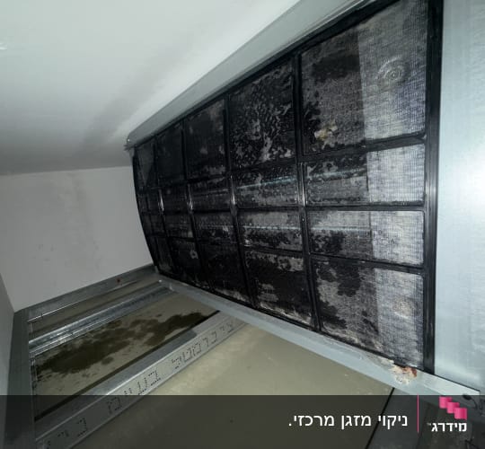 מסנן מזגן מלוכלך בתקרת חדר